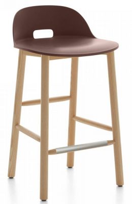 Alfi Barhocker mit niedrigem Rücken in Emeco-Rot, Sitzschale und hellem Holzgestell mit Fußstütze.